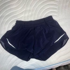 Lululemon hotty hot 2.5 in size 4